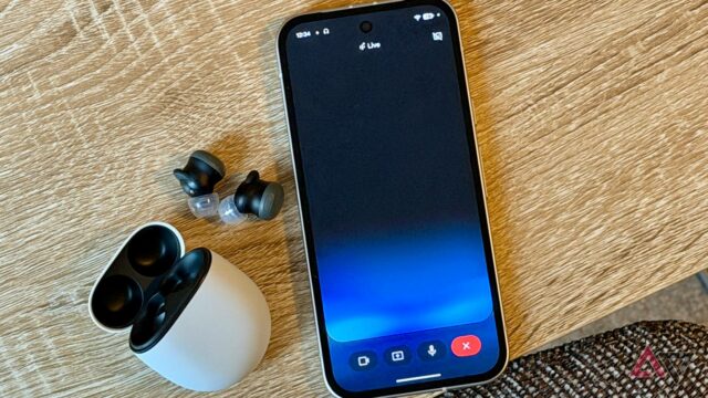 Alguém segurando um Samsung Galaxy S25 Ultra com Gemini Live ativado em frente a uma parede com vários porta-retratos