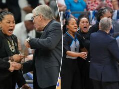 Geno Auriemma e Dawn Staley entram em um confronto acirrado no final do tenso confronto da Final Four O técnico da Carolina do Sul, Dawn Staley, à esquerda, e o técnico da UConn, Geno Auriemma, discutem após o jogo da semifinal do torneio de basquete universitário feminino da NCAA no Final Four, sexta-feira, 3 de abril de 2026, em Phoenix.