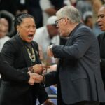 O técnico da Carolina do Sul, Dawn Staley, e o técnico da UConn, Geno Auriemma, discutem.