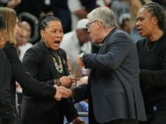 Geno Auriemma pede desculpas pelo confronto com Dawn Staley após a derrota da UConn na Final Four: ‘Sem desculpa’ O técnico da Carolina do Sul, Dawn Staley, e o técnico da UConn, Geno Auriemma, discutem.