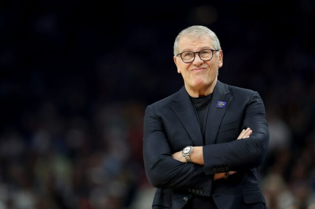 Geno Auriemma se torna viral por chamar Dawn Staley durante Geno Auriemma se torna viral por chamar Dawn Staley durante o Final Four