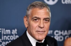 George Clooney denuncia violência política após tiroteio em jantar de correspondentes na Casa Branca: ‘Há uma luta que precisa ser vencida contra o ódio’ George Clooney denuncia violência política após tiroteio em jantar de correspondentes na Casa Branca: 'Há uma luta que precisa ser vencida contra o ódio'