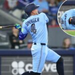 George Springer, do Toronto Blue Jays, comete uma falta na bola no terceiro turno de um jogo contra o Minnesota Twins no Rogers Centre em 11 de abril de 2026 em Toronto, Ontário, Canadá. Springer deixou o jogo com uma fratura no dedão do pé esquerdo.