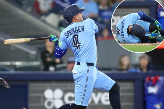 George Springer, do Toronto Blue Jays, comete uma falta na bola no terceiro turno de um jogo contra o Minnesota Twins no Rogers Centre em 11 de abril de 2026 em Toronto, Ontário, Canadá. Springer deixou o jogo com uma fratura no dedão do pé esquerdo. 