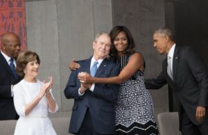 George W. Bush tem uma teoria sobre por que as pessoas amam sua amizade com Michelle Obama Laura Bush, George W. Bush, Michelle Obama e Barack Obama em 2016.