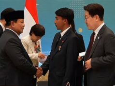 Gestur Bangga Prabowo de Bertemu Sugianto, PMI yang Selamatkan 7 Lansia Korsel Gestur Bangga Prabowo de Bertemu Sugianto, PMI yang Selamatkan 7 Lansia Korsel