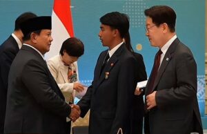 Gestur Bangga Prabowo de Bertemu Sugianto, PMI yang Selamatkan 7 Lansia Korsel Gestur Bangga Prabowo de Bertemu Sugianto, PMI yang Selamatkan 7 Lansia Korsel