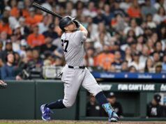 Giancarlo Stanton, Yankees esperando para tomar a decisão de IL, questão da panturrilha ‘não ideal’ O rebatedor designado do New York Yankees, Giancarlo Stanton (27), acerta a bola no terceiro turno contra o Houston Astros no Daikin Park.