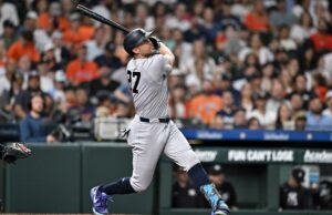 Giancarlo Stanton, Yankees esperando para tomar a decisão de IL, questão da panturrilha ‘não ideal’ O rebatedor designado do New York Yankees, Giancarlo Stanton (27), acerta a bola no terceiro turno contra o Houston Astros no Daikin Park.