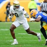 Malachi Fields #0 do Notre Dame Fighting Irish carrega a bola durante o segundo tempo contra o Pittsburgh Panthers