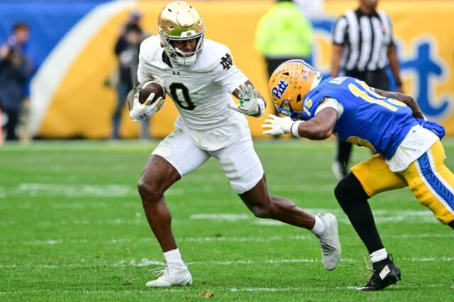 Malachi Fields #0 do Notre Dame Fighting Irish carrega a bola durante o segundo tempo contra o Pittsburgh Panthers