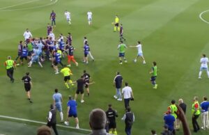 Goleiro do Zaragoza dá soco em jogador e provoca briga em clássico da La Liga 2 Goleiro do Zaragoza dá soco em jogador e provoca briga em clássico da La Liga 2