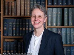 Golpe à liberdade de expressão enquanto o tribunal anula multa de £ 585 mil para a Universidade de Sussex por causa da disputa trans de Kathleen Stock Um juiz anulou uma multa de £ 585.000 imposta à Universidade de Sussex por adotar uma política transgênero que levou a professora Kathleen Stock (foto) a sentir que precisava renunciar