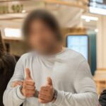 O homem fez sinal de positivo para uma câmera no aeroporto de Sydney.