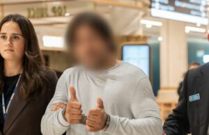 Golpista acusado de suposta armação em shopping center de US$ 150.000 em NSW O homem fez sinal de positivo para uma câmera no aeroporto de Sydney.