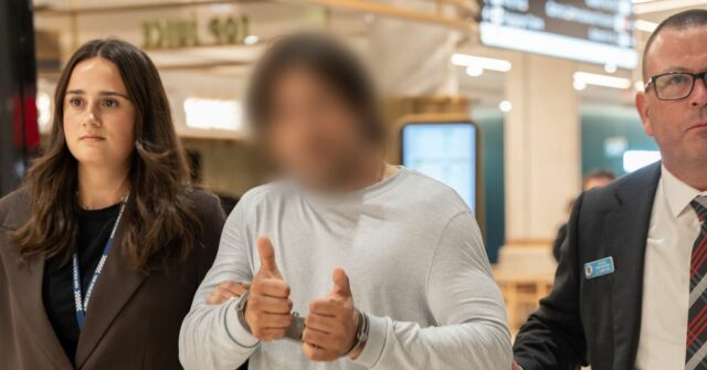 O homem fez sinal de positivo para uma câmera no aeroporto de Sydney.