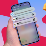 Mascote Android com uma lupa ao lado de um smartphone Samsung.