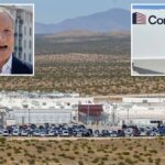 Prisioneiros em um pátio de exercícios cercado por diversas cercas com arame farpado, com um prédio atrás deles em uma paisagem desértica.