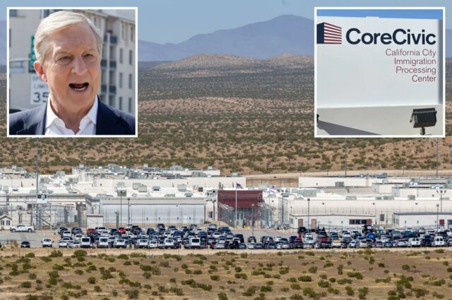 Prisioneiros em um pátio de exercícios cercado por diversas cercas com arame farpado, com um prédio atrás deles em uma paisagem desértica.