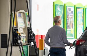 Governo gasta US$ 20 milhões em campanha de combustível pedindo aos australianos que dirijam menos Preços da gasolina na Austrália