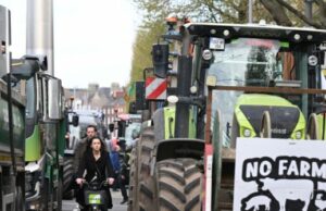 Governo irlandês de esquerda não enfrenta voto de confiança em meio a protestos de agricultores contra o imposto sobre combustíveis Governo irlandês de esquerda não enfrenta voto de confiança em meio a protestos de agricultores contra o imposto sobre combustíveis