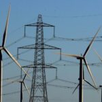 Banner fino e verde promovendo o boletim informativo Future Earth com o texto que diz: “As maiores notícias climáticas do mundo na sua caixa de entrada todas as semanas”. Há também o gráfico de um iceberg sobreposto a um padrão circular verde.