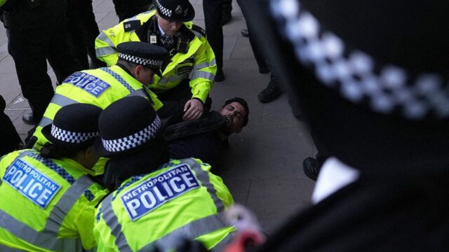 Grã-Bretanha alerta que outro ataque terrorista é “altamente provável” dentro de 6 meses após esfaqueamento em Londres
