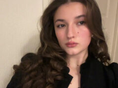 Graduado ‘fantasma’ de empregadores se candidatou a 400 empregos e teve apenas três entrevistas Uma garota morena está com seu boné e vestido preto, que apresenta um capuz de cetim amarelo pendurado em sua frente. Ela segura um ursinho de pelúcia marrom em ambas as mãos, que também usa um boné e um vestido em miniatura. A garota está parada em frente a uma escada.