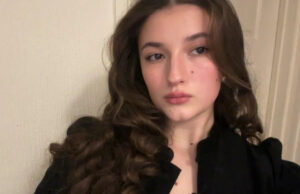 Graduado ‘fantasma’ de empregadores se candidatou a 400 empregos e teve apenas três entrevistas Uma garota morena está com seu boné e vestido preto, que apresenta um capuz de cetim amarelo pendurado em sua frente. Ela segura um ursinho de pelúcia marrom em ambas as mãos, que também usa um boné e um vestido em miniatura. A garota está parada em frente a uma escada.