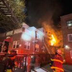 Grande incêndio em um prédio de apartamentos em Nova York, possivelmente provocado por uma mulher doente que encheu a casa com velas