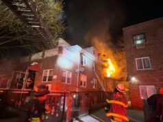 Grande incêndio em um prédio de apartamentos em Nova York, possivelmente provocado por uma mulher doente que encheu a casa com velas Grande incêndio em um prédio de apartamentos em Nova York, possivelmente provocado por uma mulher doente que encheu a casa com velas