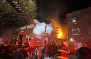 Grande incêndio em um prédio de apartamentos em Nova York, possivelmente provocado por uma mulher doente que encheu a casa com velas Grande incêndio em um prédio de apartamentos em Nova York, possivelmente provocado por uma mulher doente que encheu a casa com velas