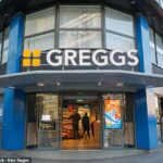 Os clientes da popular rede de padarias geralmente podem pegar uma variedade de refrigerantes engarrafados, sanduíches e outros alimentos nas próprias prateleiras (imagem de arquivo)