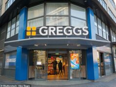 Greggs corta a frente das geladeiras de alimentos e bebidas em uma nova medida drástica para combater furtos em lojas Os clientes da popular rede de padarias geralmente podem pegar uma variedade de refrigerantes engarrafados, sanduíches e outros alimentos nas próprias prateleiras (imagem de arquivo)