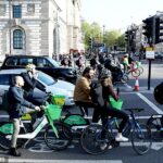 Os passageiros pegaram as estradas em bicicletas alugadas em Londres hoje em meio a uma greve contínua de motoristas de metrô afiliados ao sindicato RMT
