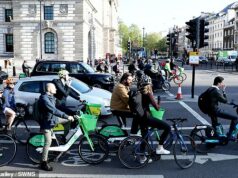 Greve do metrô atinge os londrinos novamente, enquanto maquinistas militantes interrompem a hora do rush e as principais empresas da cidade permitem que os funcionários trabalhem em casa Os passageiros pegaram as estradas em bicicletas alugadas em Londres hoje em meio a uma greve contínua de motoristas de metrô afiliados ao sindicato RMT