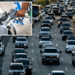 O tráfego se move ao longo de uma rodovia em Los Angeles.