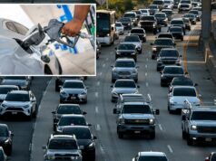 Grupo comercial de montadoras insta o governo a eliminar o imposto sobre a gasolina e substituí-lo pela taxa de peso do veículo O tráfego se move ao longo de uma rodovia em Los Angeles.