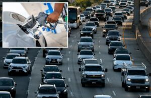 Grupo comercial de montadoras insta o governo a eliminar o imposto sobre a gasolina e substituí-lo pela taxa de peso do veículo O tráfego se move ao longo de uma rodovia em Los Angeles.