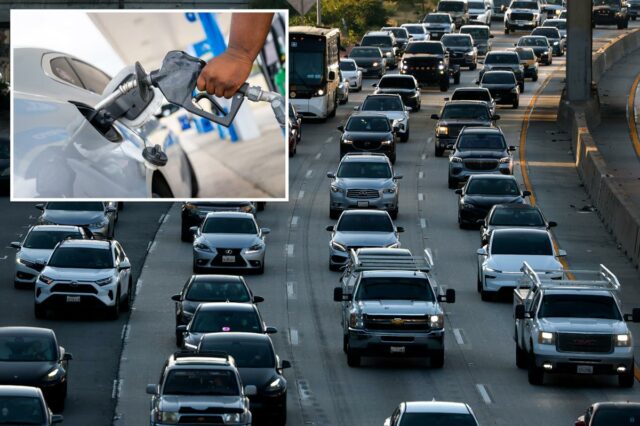 O tráfego se move ao longo de uma rodovia em Los Angeles.
