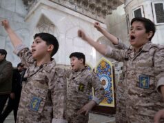 Guardas iranianos recrutam crianças de até 12 anos, colocando-as na linha de frente da guerra Guardas iranianos recrutam crianças de até 12 anos, colocando-as na linha de frente da guerra