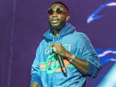 Gucci Mane supostamente sequestrado e roubado sob a mira de uma arma no estúdio de Dallas por outros rappers Gucci Mane se apresentando com um moletom Gucci azul e óculos escuros.