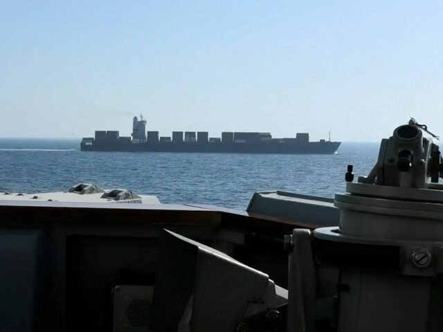 Guerra do Irã ao vivo: Teerã critica 'pirataria' dos EUA após apreensão de navio e promete resposta
