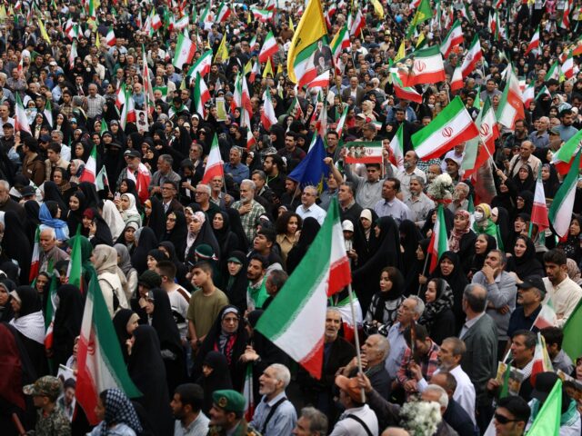 Guerra do Irã ao vivo: Trump exorta Teerã a ‘simplesmente desistir’, à medida que os preços do petróleo sobem
