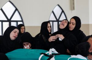 Guerra do Irã ao vivo: militares dos EUA dizem que bloquearão o tráfego iraniano em Ormuz Guerra do Irã ao vivo: militares dos EUA dizem que bloquearão o tráfego iraniano em Ormuz