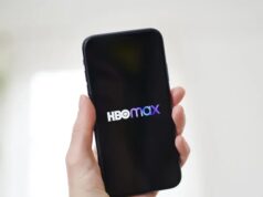 HBO Max chega à Índia por meio de acordo exclusivo JioHotstar HBO Max icon on smartphone