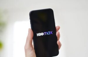 HBO Max chega à Índia por meio de acordo exclusivo JioHotstar HBO Max icon on smartphone