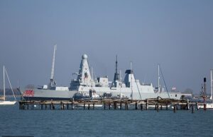HMS Dragon atraca no Mediterrâneo em meio a ‘problemas técnicos’ com seu sistema de água, no mais recente constrangimento para a Marinha Real O HMS Dragon (foto em 4 de março), que atualmente está implantado no conflito com o Irã, foi transferido devido a problemas de manutenção