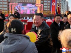 Hackers da Coreia do Norte são responsabilizados por roubo de criptografia de US$ 290 milhões North Korean leader Kim Jong Un congratulating residents moving into their new homes at the inauguration ceremony of 10,000 flats at fourth stage in Hwasong area of Pyongyang.