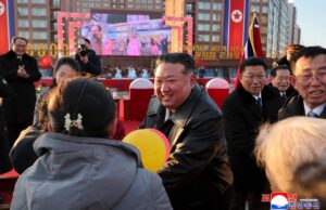 Hackers da Coreia do Norte são responsabilizados por roubo de criptografia de US$ 290 milhões North Korean leader Kim Jong Un congratulating residents moving into their new homes at the inauguration ceremony of 10,000 flats at fourth stage in Hwasong area of Pyongyang.